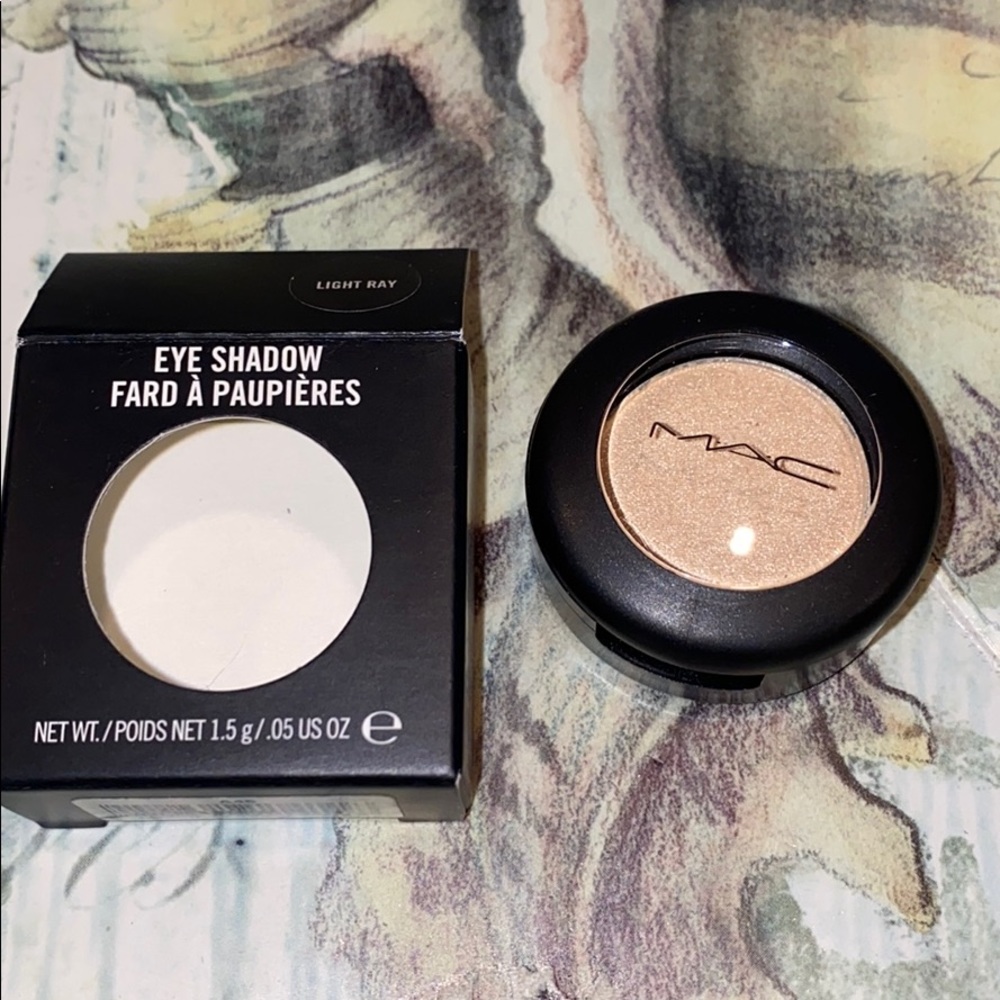 MAC COSMETICS BNIB Light Ray eyeshadow Rare Discontinued - Picture 2 of 3